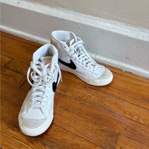 Nike Women’s Mid 77 Blazer Size 7